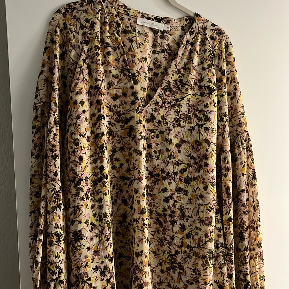 Pretty V-neck floral, print polyester, blouse, size large
